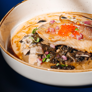 Plat de saumon avec champignons et sauce crémeuse.