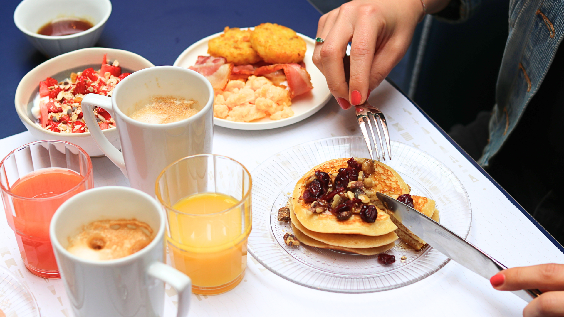 Petit déjeuner avec pancakes et boissons variées.