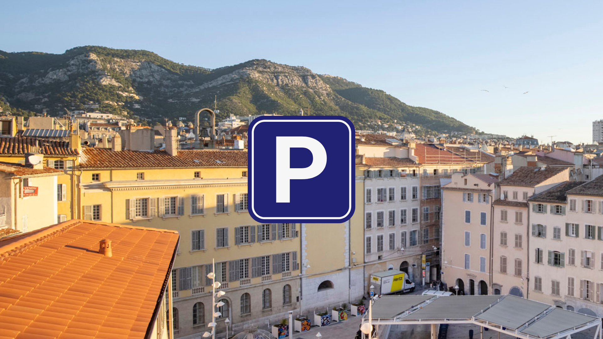 Vue de Toulon avec panneau de parking.
