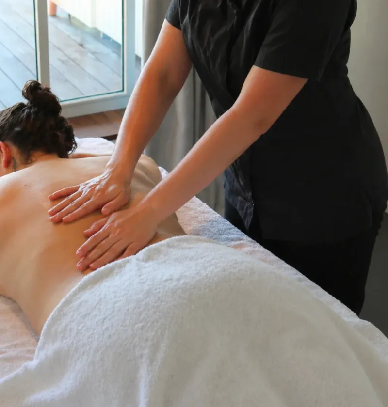 Femme recevant un massage relaxant sur le dos.