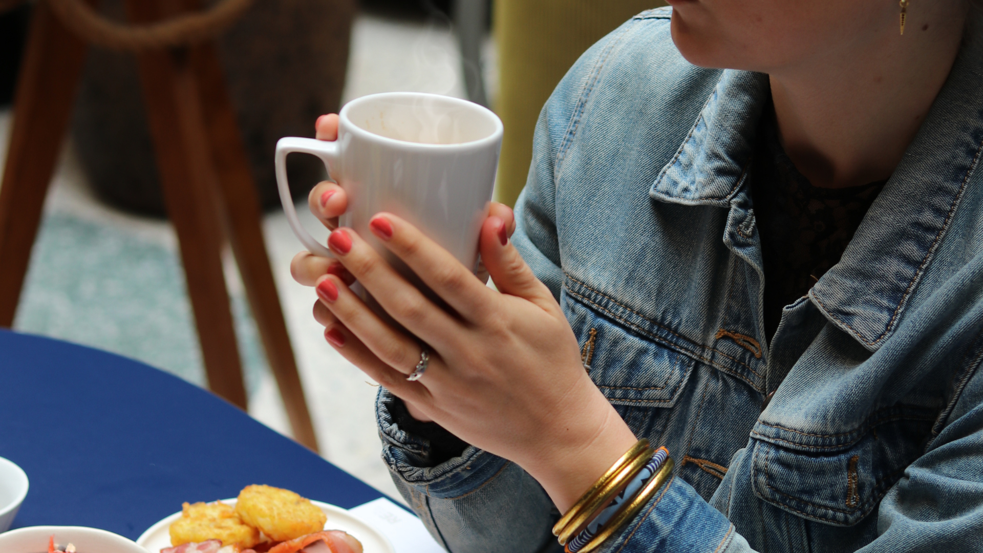 Personne buvant du café, veste en jean.