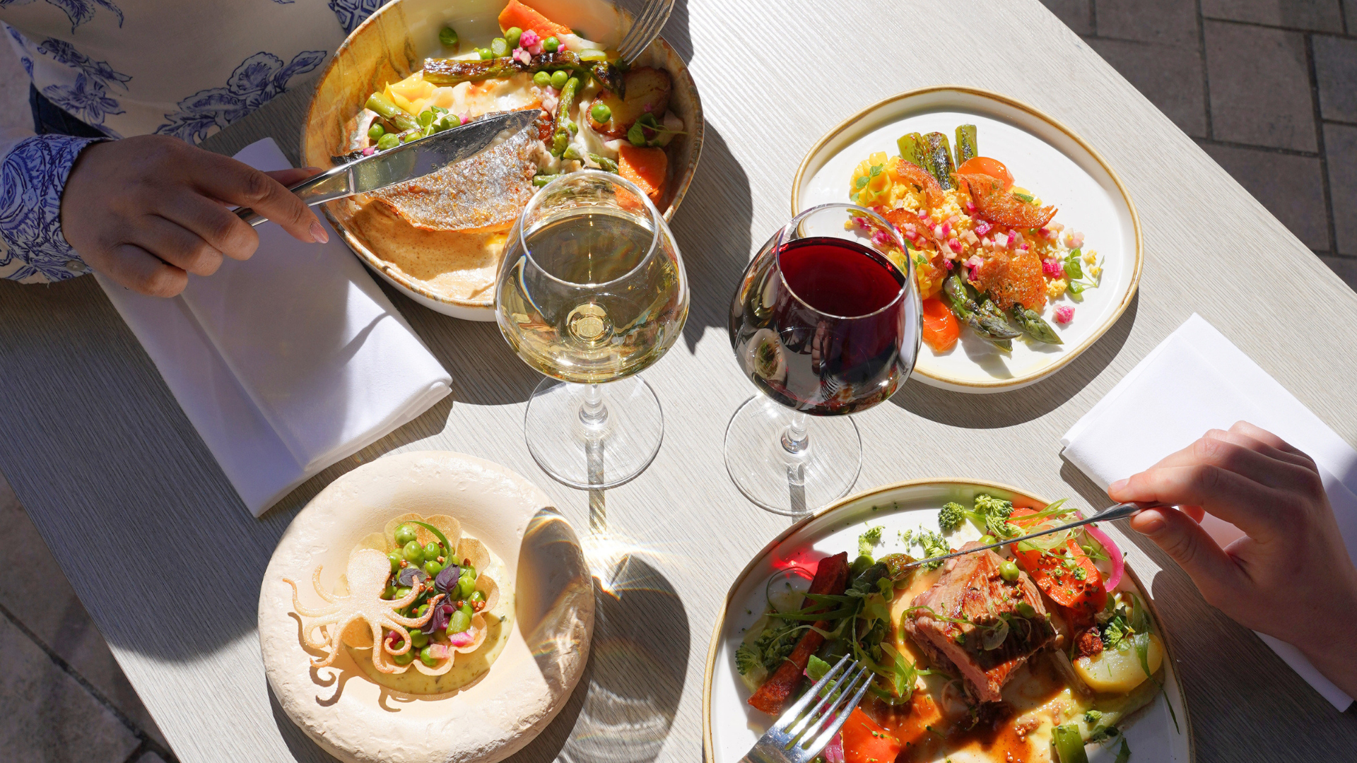 Repas gastronomique avec vin rouge et blanc.