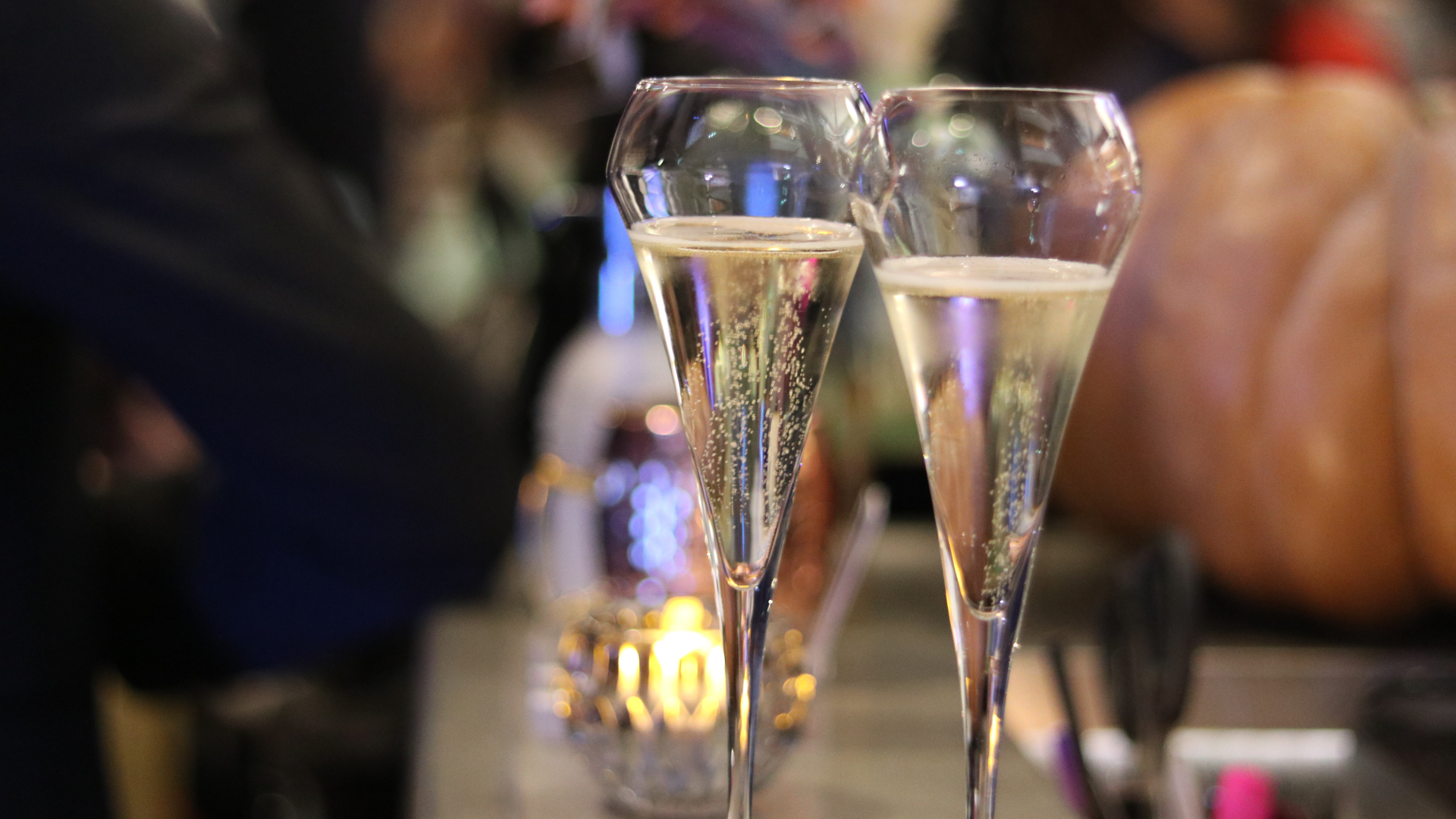 Deux verres de champagne sur une table festive.