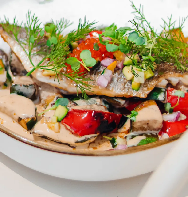 Main coupant de la viande à table élégante.