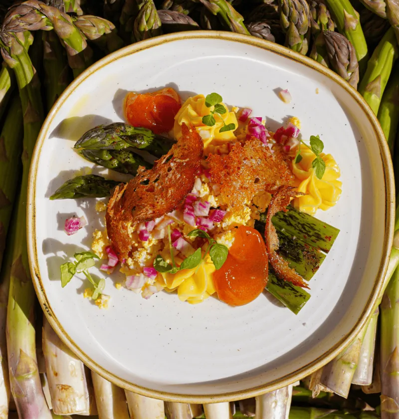 Assiette de légumes frais et croûtons croustillants.