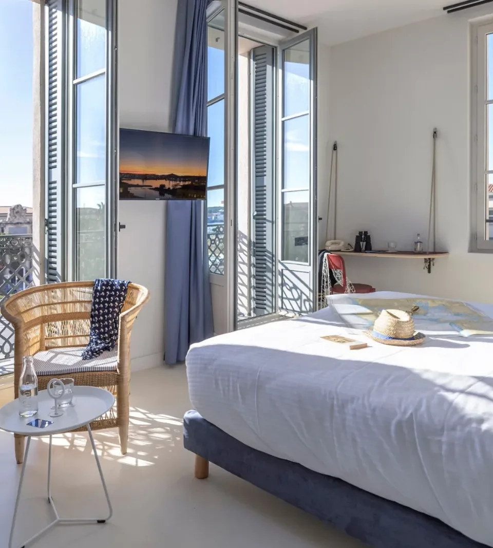 Chambre lumineuse avec vue sur la ville.