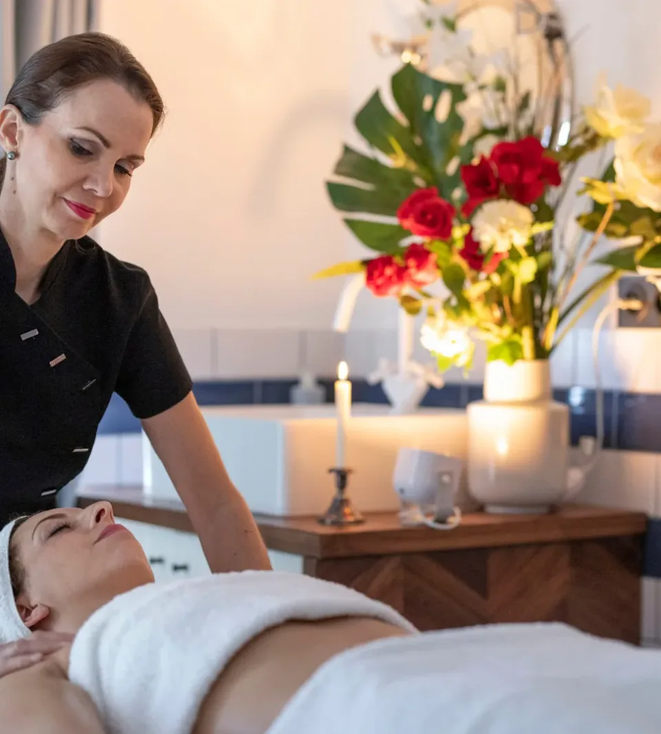 Femme recevant un massage aux épaules.